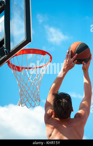 Basket-ball joueur lance une boule Banque D'Images