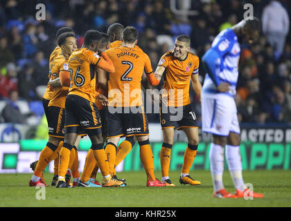 Les loups célèbrent après que Matt Doherty ait marqué le deuxième but de son équipe lors du Sky Bet Championship match au Madejski Stadium, Reading. Banque D'Images