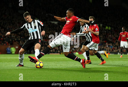 Anthony Martial (au centre) de Manchester United et Ciaran Clark (à gauche) de Newcastle United se battent pour le ballon lors du match de la Premier League à Old Trafford, Manchester. Banque D'Images