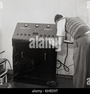 Années 1950, historique, un homme du technicien test d'une unité de signalisation ferroviaire mobile faites par les Britanniques, le fabricant électrique industriel Siemens et General Electric Railway Signal Co, basée à Wembley, Londres, Angleterre, Royaume-Uni. Banque D'Images