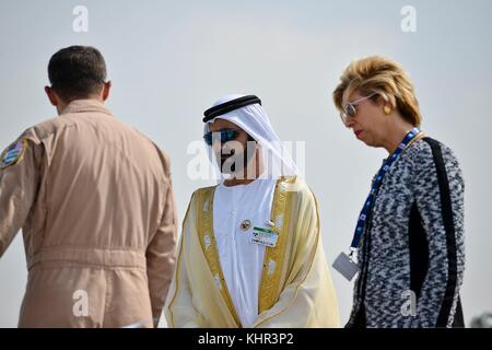 Vice-président des Émirats arabes Unis, premier ministre, et dirigeant de Dubaï Cheikh Mohammed bin Rashid Al Maktoum (au milieu) et sous-secrétaire américain à la Défense pour l'acquisition, technologie et logistique Ellen Lord (à droite) visite l'avion tactique furtif F-22 Raptor de l'US Air Force lors du salon aéronautique de Dubaï sur le site du salon aéronautique de Dubaï le 12 novembre 2017 à Jeleb Ali, Émirats arabes Unis. (Photo par Anthony Nelson Jr. via Planetpix) Banque D'Images