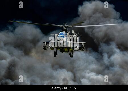 Un hélicoptère d'attaque Apache AH-64D de l'armée américaine vole devant un mur de feu et de fumée lors de l'exposition aérienne et terrestre de la Garde nationale de Caroline du Sud à la base de la Garde nationale commune McEntyre le 6 mai 2017 à Hopkins, en Caroline du Sud. (Photo de Jorge Intriago via Planetpix) Banque D'Images