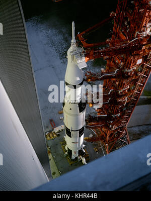 La Nasa Apollo 12 engins spatiaux et des lanceurs saturn v quitter le centre spatial Kennedy, le bâtiment d'assemblage de véhicules en préparation pour leur lancement et d'atterrissage lunaire mission septembre 8, 1969 à Merritt Island, en Floride. (Photo de la nasa photo via planetpix) Banque D'Images