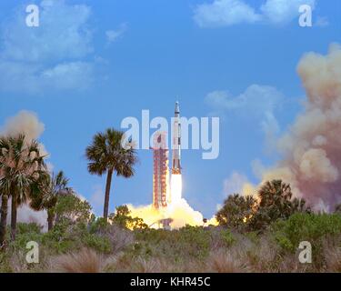 La Saturn v d'Apollo 16 lancements à partir du centre spatial Kennedy complexe de lancement 39a pour commencer sa mission d'atterrissage lunaire habité le 16 avril 1972 à Merritt Island, en Floride. (Photo de la nasa photo via planetpix) Banque D'Images