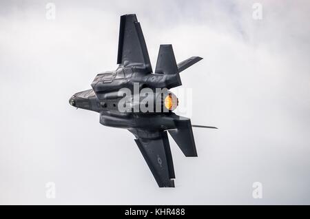 Un avion de chasse furtif F-35 Lightning II de l'US Air Force vole pendant le joint base San Antonio Air Show et portes ouvertes à la joint base San Antonio-Lackland Kelly Field le 4 novembre 2017 à San Antonio, Texas. (Photo de Johnny Saldivar via Planetpix) Banque D'Images