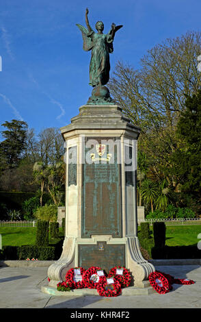 Le mémorial de guerre à Weston-super-Mare, UK entouré par des couronnes de coquelicots quelques jours après la cérémonie annuelle du Souvenir le dimanche. Banque D'Images