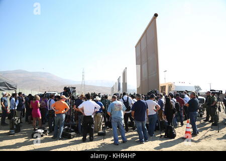 Le commissaire adjoint intérimaire des douanes et de la protection des frontières des États-Unis, Ronald Vitiello, visite des prototypes du mur frontalier américano-mexicain sur le site de construction du mur frontalier près du port d'entrée d'Otay Mesa le 26 octobre 2017 près de San Diego, en Californie. (Photo de Yesica Uvina via Planetpix) Banque D'Images