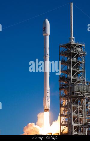 Un spacex falcon 9 fusée commerciale portant le satellite Thor 5un satellite de communication se soulève de la NASA Kennedy Space Center Pas de tir 39a, 30 octobre 2017 à Cape Canaveral, en Floride. (Photo de la nasa photo via planetpix) Banque D'Images