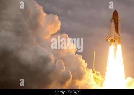 La navette spatiale Atlantis de la nasa lance à partir du centre spatial Kennedy complexe de lancement 39a pour la mission STS-135 vers la station spatiale internationale le 8 juillet 2011 à Merritt Island, en Floride. (Photo par smiley n. planetpix piscine via) Banque D'Images