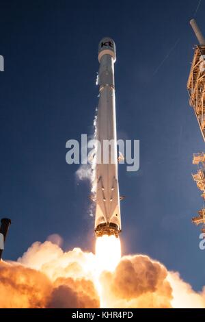 Une fusée commerciale SpaceX Falcon 9 transportant le satellite de communication Koreasat 5A décolle de l'aire de lancement 39A du Centre spatial Kennedy de la NASA le 30 octobre 2017 à Cape Canaveral, en Floride. (Photo de NASA photo via Planetpix) Banque D'Images