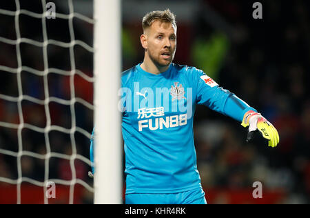 Rob Elliot, gardien de but de Newcastle United, lors du match de la Premier League à Old Trafford, Manchester. APPUYEZ SUR ASSOCIATION photo. Date de la photo: Samedi 18 novembre 2017. Voir PA Story FOOTBALL Man Utd. Le crédit photo devrait se lire: Martin Rickett/PA Wire. RESTRICTIONS : aucune utilisation avec des fichiers audio, vidéo, données, listes de présentoirs, logos de clubs/ligue ou services « en direct » non autorisés. Utilisation en ligne limitée à 75 images, pas d'émulation vidéo. Aucune utilisation dans les Paris, les jeux ou les publications de club/ligue/joueur unique. Banque D'Images