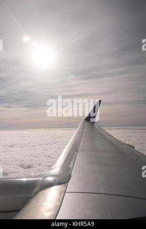 Vue depuis une fenêtre d'un avion de passagers du siège Banque D'Images