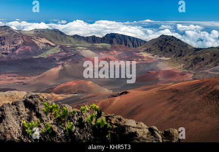 Une image de haleakala national park prises à partir du sommet à 10 023 pieds. ce panorama chaussures dans tout le cratère avec une image de la grande île d'haw Banque D'Images