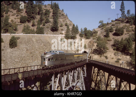 California zephyr train sortant de tunnel sur voie surélevée, California, USA, 1964 Banque D'Images