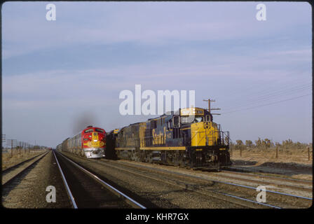 Santa Fe et de marchandises des trains diesel, l'Hesperia, California, USA, 1964 Banque D'Images