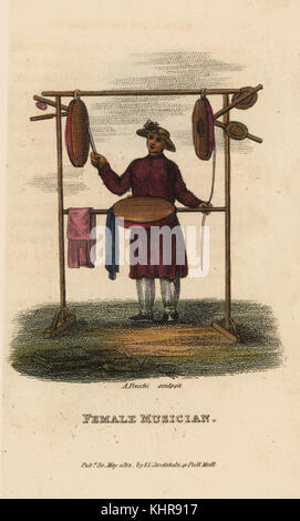 Musicien féminin jouant les carillons et gongs, Dynastie Qing. La gravure sur cuivre coloriée par Andrea Freschi après Antoine Cardon de Henri-Leonard-Jean-Baptiste Bertin et Jean Baptiste Joseph Breton's la Chine, ses costumes, Arts, Manufactures, etc., Howlett et Brimmer, Londres, 1824. Banque D'Images