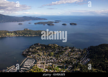 Gibsons, Keats island, île pasley, et l'île de Bowen avec Vancouver en arrière-plan. prises à Sunshine Coast, en Colombie-Britannique, au Canada, d'une antenne Banque D'Images