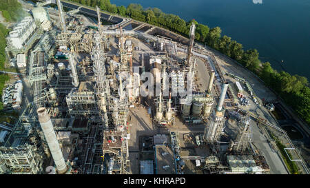 Vue aérienne de l'usine de raffinerie de pétrole dans la région de Vancouver, Colombie-Britannique, Canada. Banque D'Images