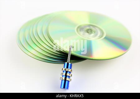 Concept d'une image d'un cd et d'un verrou - sécurité des données Banque D'Images