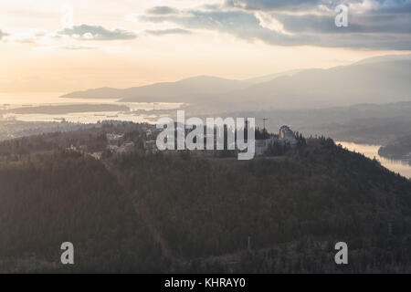 Vue aérienne sur la montagne Burnaby et de l'université Simon Fraser (SFU), avec la ville de Vancouver à l'arrière-plan. Photo prise en Colombie-Britannique, Canada, d Banque D'Images