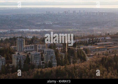 Vue aérienne de la ville de Burnaby Mountain et de l'université Simon Fraser (SFU), avec en arrière-plan. metrotown photo prises en Colombie-Britannique, Canada, Banque D'Images