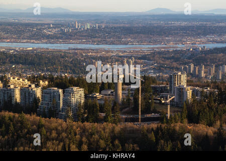 Vue aérienne de la ville de Burnaby Mountain et de l'université Simon Fraser (SFU), à ville de Surrey à l'arrière-plan. Photo prise en Colombie-Britannique, Banque D'Images