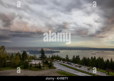 Les nuages orageux dans le ciel au coucher du soleil avec vue sur le centre-ville de vancouver et le parc Stanley. prises de vue à Cypress, BC, Canada. Banque D'Images