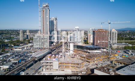 Vue aérienne d'un grand chantier de construction à un centre commercial avec des édifices à appartements et skytrain à proximité. pris dans la ville de Burnaby, Vancouver, British col Banque D'Images