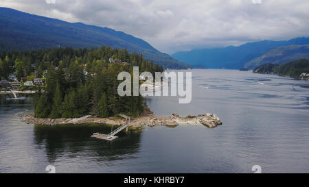 L'île de Gray Rocks à Deep Cove, North Vancouver, Colombie-Britannique, Canada. prises de vue aériennes lors d'un ciel nuageux en soirée. Banque D'Images