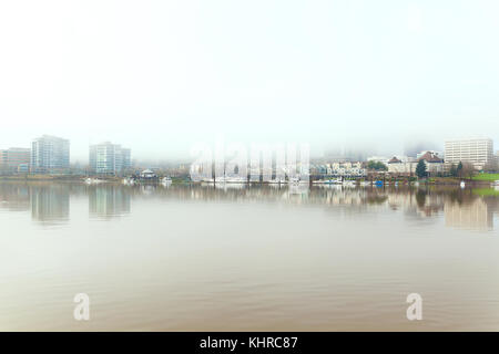 Un jour brumeux à portland oregon city downtown waterfront le long de la rivière Willamette Banque D'Images