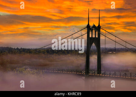 Mount Hood par pont St Johns à portland oregon a foggy Morning Sunrise Banque D'Images