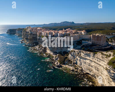 Vue aérienne de la vieille ville de bonifacio construit sur des falaises de calcaire blanc, falaises. port. Corse, France. détroit de Bonifacio Banque D'Images