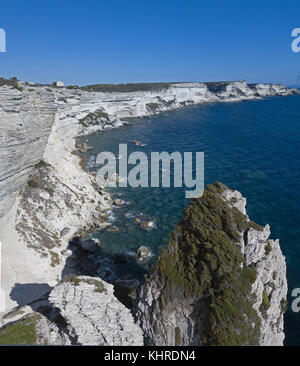 Vue aérienne sur les falaises de calcaire blanc, les falaises de Bonifacio, corse.. France. détroit de Bonifacio qui sépare la Corse de la Sardaigne Banque D'Images