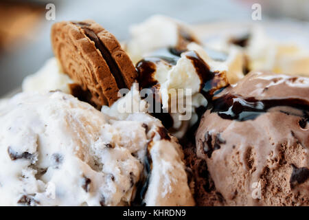 La crème glacée au chocolat avec sauce et cookie close-up Banque D'Images