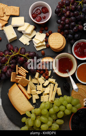 Mélanger les fromages avec des fruits et des confitures, de l'alimentation vue d'en haut Banque D'Images