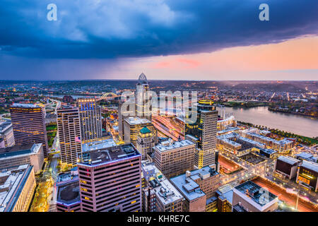 Cincinnati, Ohio, USA cityscape au crépuscule. Banque D'Images