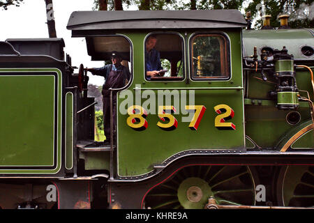 Holt, Norfolk, Angleterre - 9 août 2017 : conducteur et pompier travaillant dans une locomotive restaurée sur le North Norfolk ligne de chemin de fer. Banque D'Images