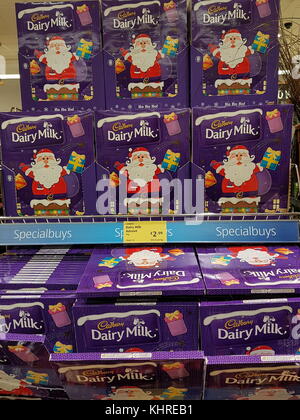 Ennis, Irlande - Nov 17th, 2017 : magasin aldi à ennis dans le comté de Clare, Irlande. sélection de divers Journal de Noël lait cadbury des boîtes de sélection Banque D'Images