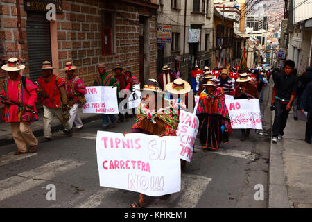 Les membres de l'union des peuples autochtones highland CONAMAQ protester contre les plans du gouvernement de construire une route à travers la région TIPNIS, La Paz, Bolivie Banque D'Images