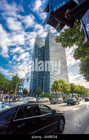 Die Tanzenden Türme in Hamburg von der anderen Straßenseite aus fotografiert Banque D'Images