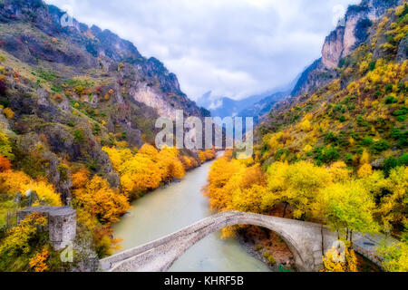 Vue aérienne du pont de Kónitsa et la rivière Aoos une journée d'automne, la Grèce. Soft focus Banque D'Images