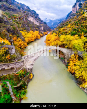 Vue aérienne du pont de Kónitsa et la rivière Aoos une journée d'automne, la Grèce. Soft focus Banque D'Images