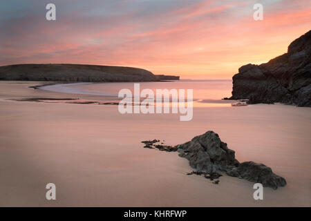 Lever du soleil magnifique de landsdcape broadhaven Bay sur la plage idyllique de la côte du Pembrokeshire au Pays de Galles Banque D'Images