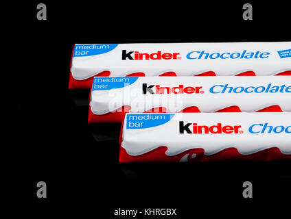 LONDRES, Royaume-Uni - 17 novembre 2017 : barres de chocolat Kinder sur fond noir. Les barres Kinder sont produites par Ferrero fondée en 1946. Banque D'Images