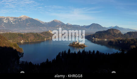 Portrait du lac de Bled et à l'église de marie la reine, situé sur une petite île au milieu du lac, Bled, Slovénie Banque D'Images