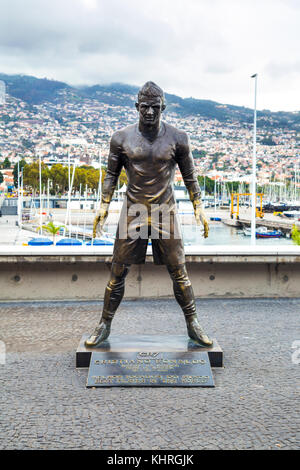 Cristiano Ronaldo sculpture en face de la CR7 museum à Funchal, Madeira, Portugal Banque D'Images