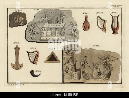 Norman instruments : violons 243, 245, 244, un orgue à tuyaux, les harpes, 246 249 247 248 lyre, cithare, luth, cor de chasse 251 250, et siège d'un château par les archers et les soldats sur un bateau 252. Coloriée à la gravure sur cuivre de Robert von Spalart Photo historique des costumes des principaux peuples de l'Antiquité et du Moyen Âge, Chez Collignon, Metz, 1810. Banque D'Images