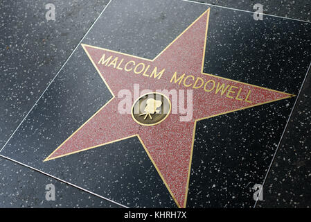 HOLLYWOOD, CA - 06 DÉCEMBRE : la star Malcolm McDowell sur le Hollywood Walk of Fame à Hollywood, Californie, le 6 décembre 2016. Banque D'Images