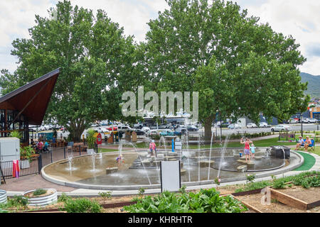 Enfants tampon avec cuisine jardin en premier plan et d'avion à destination de Londres des arbres pour l'ombre. Tamworth NSW Australie. Banque D'Images