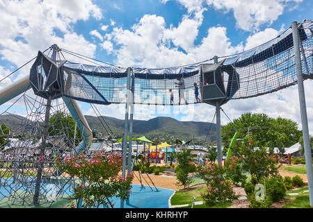 Adulte et trois enfants dans la fonction Skywalk en aire de jeux pour enfants, à Tamworth Australie. Banque D'Images